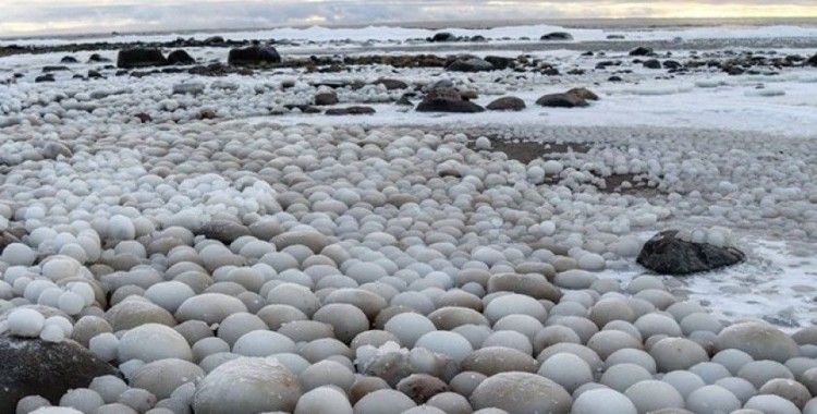 Finlandiya'da yumurta şeklinde buz topları plajı kapladı