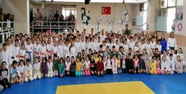 Salihli’de 200 judocu kemer atladı