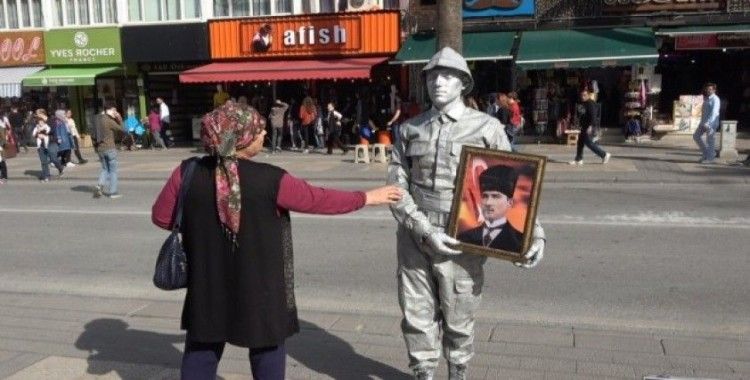 Atatürk’ü Anma Günü’nde canlı heykel ilgi odağı oldu
