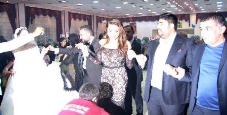 Sanatçı Ebru Yaşar kayınbiraderinin düğününde halay çekti