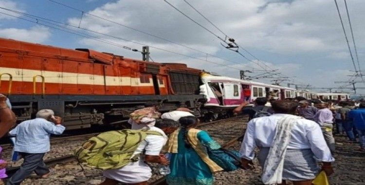 Hindistan'da iki tren çarpıştı, 12 yaralı