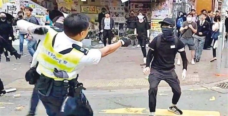 Hong Kong'da eylemciler Çin yanlısı bir adamı yaktı