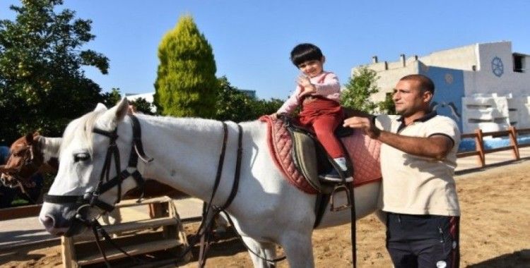 Özel çocuklar atla terapi ediliyor
