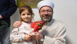 Başkan Erbaş, kendisine çiçek vermek isteyen küçük kızı davet etti