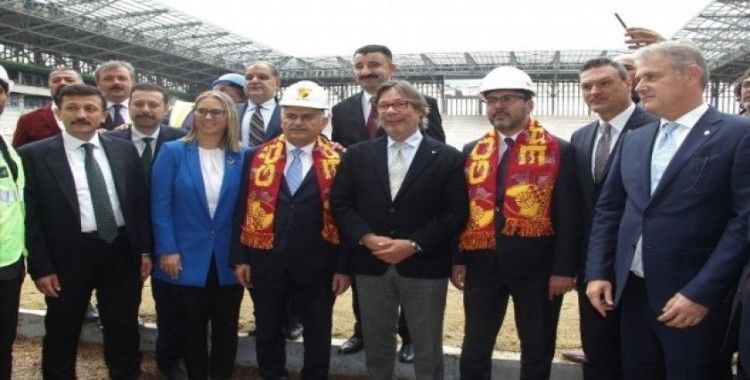 Bakan Kasapoğlu ve Binali Yıldırım, Alsancak ve Göztepe Stadyumlarını gezdi