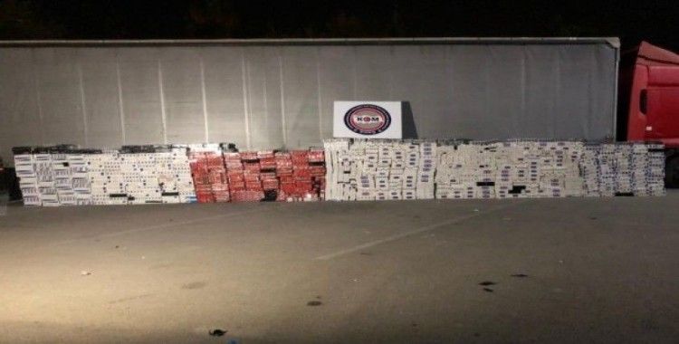Mühürlü yabancı plakalı tırdan 75 bin paket kaçak sigara çıktı