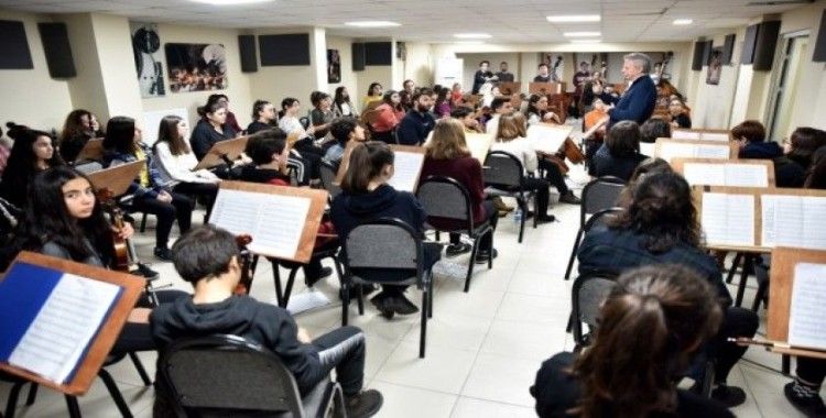 Ünlü orkestra şefi tecrübesini çocuklarla paylaştı