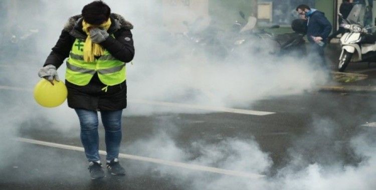 Protestolarının yıl dönümünde sokağa inen Sarı Yeleklilere polis müdahalesi