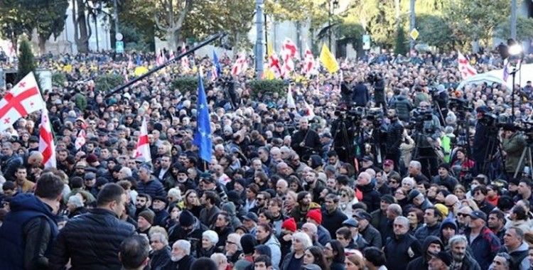 Eylemciler, Gürcistan parlamentosu önünde nöbette
