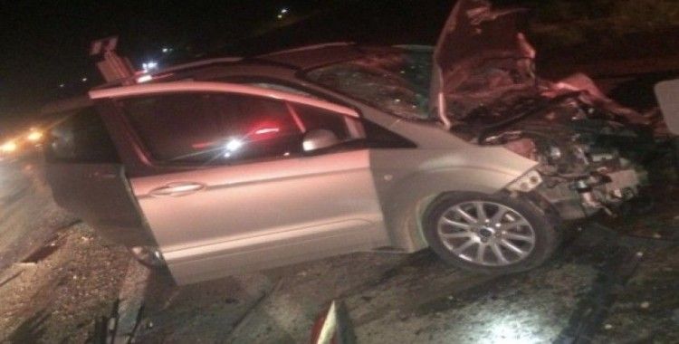 Hafif ticari araç otomobille çarpıştı: 1 ölü, 2 yaralı