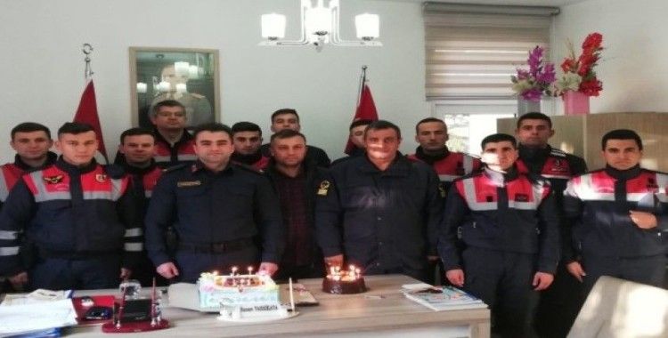 Jandarma ekibinden komutanları Teğmen Yassıkaya’ya doğum günü sürprizi