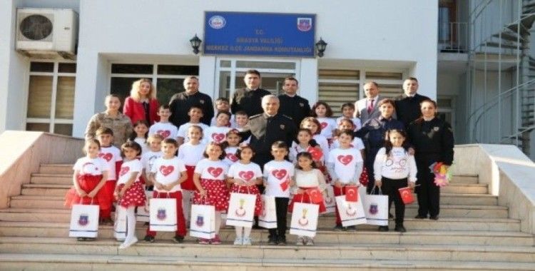 Jandarma, ’Dünya Çocuk Hakları Günü’nde öğrencileri konuk etti