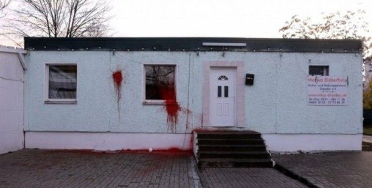 Camiye boyalı saldırı