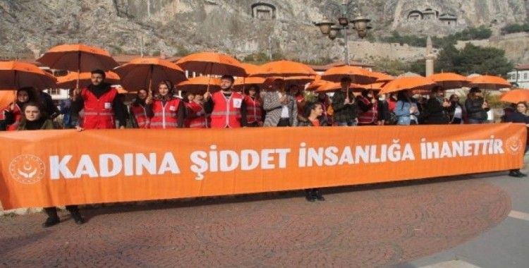 Turuncu şemsiye açarak kadına şiddete dikkat çektiler