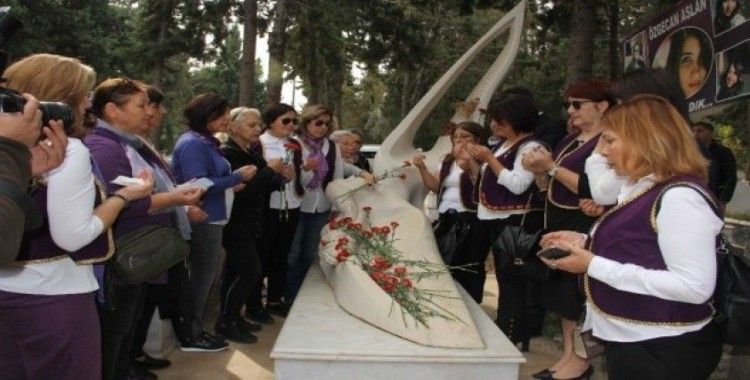 Mersin'de erkekler tarafından katledilen kadınlar, mezarları başında anıldı