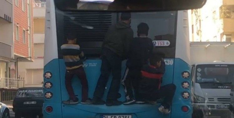 (Özel) Çocukların otobüs arkasında ölümüne yolculuğu kamerada