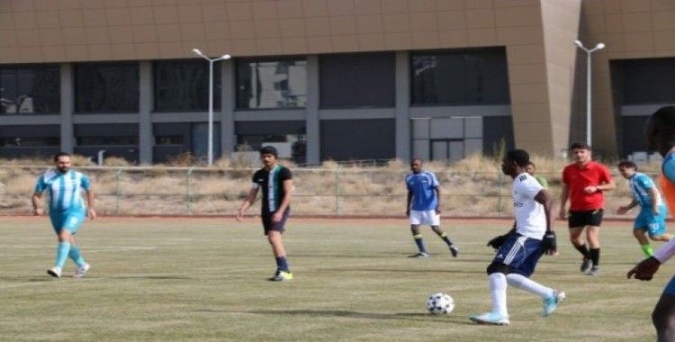 Niğde’de Uluslararası öğrenciler futbol turnuvası başladı
