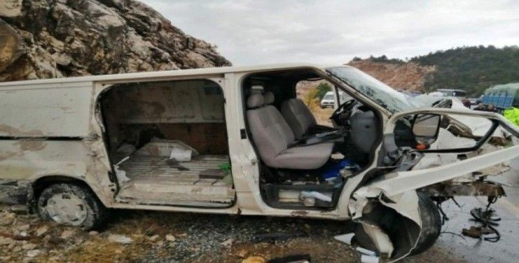 Antalya’da kamyonet tıra çarptı: 1 ölü, 1 yaralı