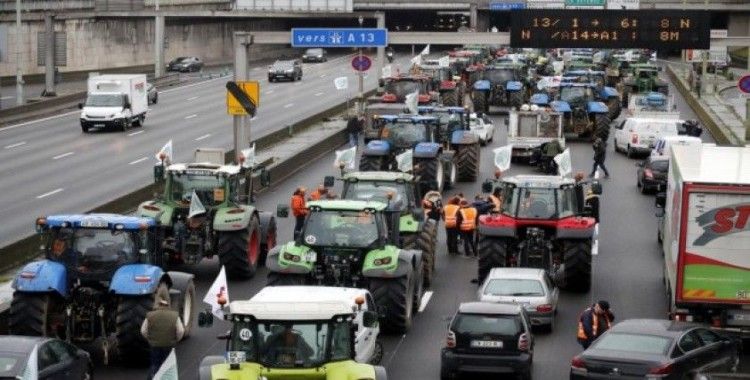 Fransa'da çiftçilerden traktörlü eylem