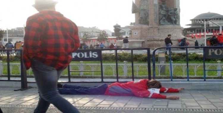 (Özel) Taksim Meydanı’nda yürek burkan görüntü