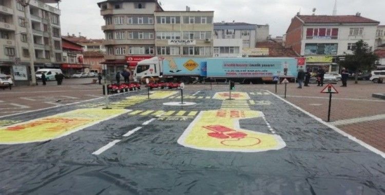 Türkiye’yi gezerek öğrencilere trafik kurallarını öğretiyor