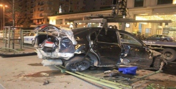 Beşiktaş Barbaros Bulvarı’nda otomobil bariyerleri parçaladı: 1 yaralı