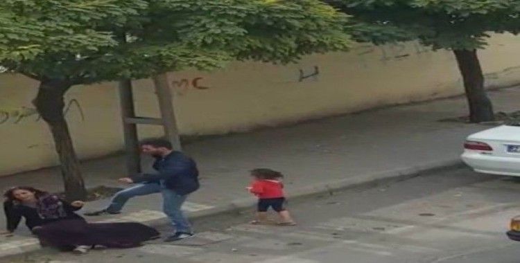 Sokak ortasında kadına şiddet kamerada
