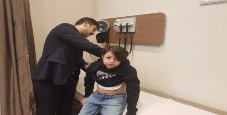 Dünyanın birçok ülkesinde "ölür" denilen çocuk, Türkiye’de yapılan ameliyatla hayata tutundu