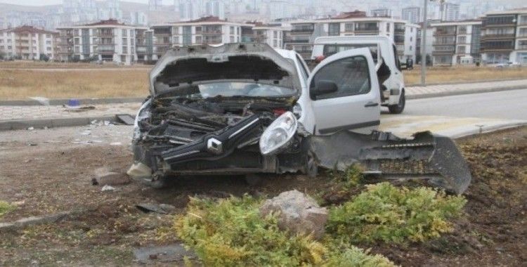 Elazığ’da midibüs ile ticari araç çarpıştı: 1 yaralı