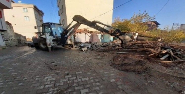 Gölbaşı Belediyesi metruk binaların yıkımını gerçekleştirdi