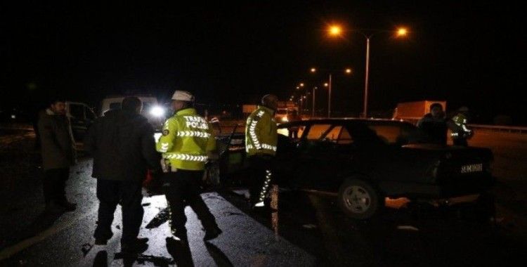 Erzincan’da iki otomobil çarpıştı: 1 ölü, 2 yaralı