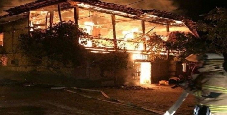 İzmir’de bir ev alev alev yandı