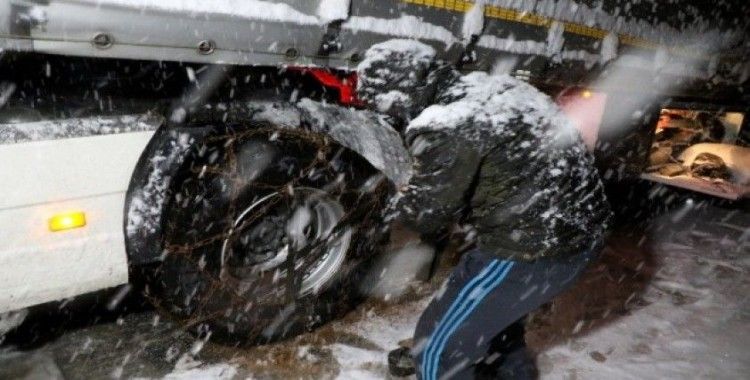 Kar yağışı ve tipi Kop Dağı Geçidi’nde ulaşımın aksamasına neden oldu