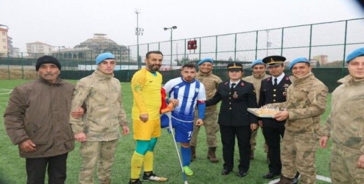 Jandarma’dan ampute futbolculara ziyaret