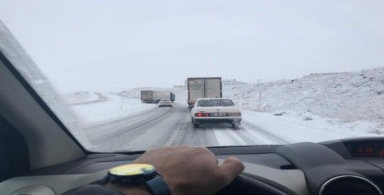 Erzurum’da buzda kayan tır yolu ulaşıma kapattı