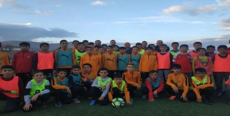 İlhan Parlak, futbola başladığı Yerköyspor’u ziyaret etti