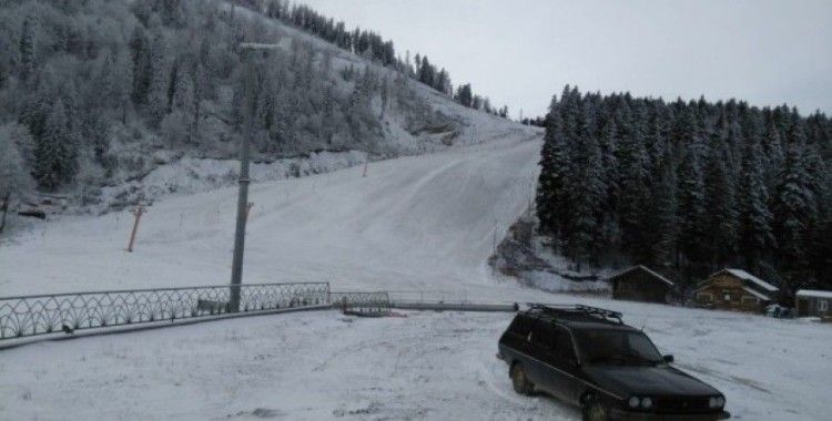 Atabarı Kayak Merkezi’ne mevsimin ilk karı yağdı