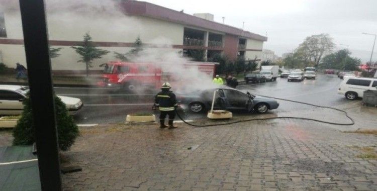 Rize’de seyir halindeki araç alev alev yandı