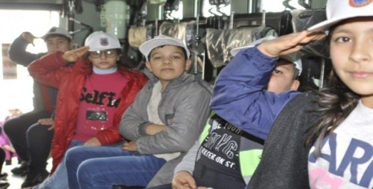 Nizip jandarmasından öğrenciler ve engellilere Gaziantep gezisi