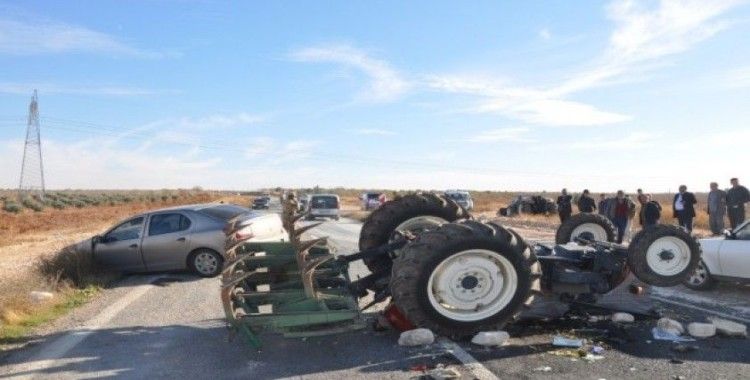 Zincirleme kazada traktör takla attı: 1 yaralı
