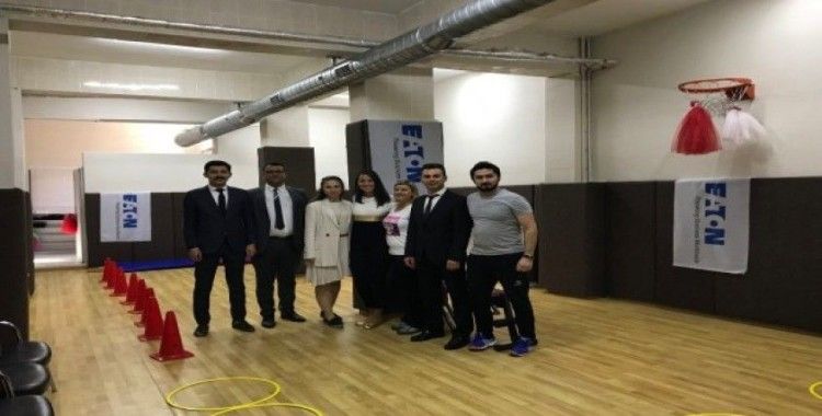 Yardım fonundan destek alıp engelli öğrencilerin spor salonunu yenilediler