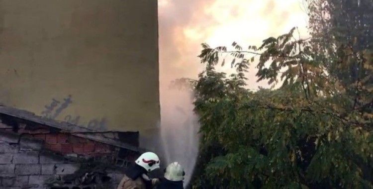 Beyoğlu’nda yangın paniği mahalleliyi sokağa döktü