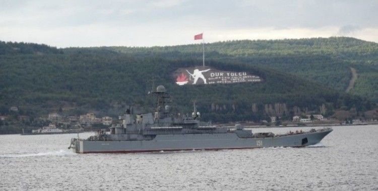 Rus savaş gemisi 'Azov' Çanakkale Boğazı'ndan geçti