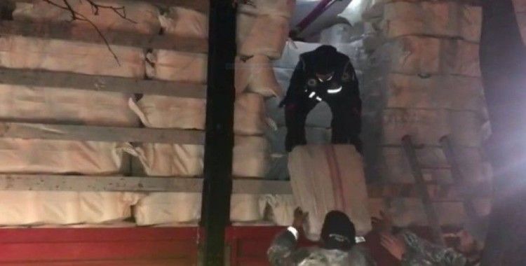 Aksaray’da tekstil eşyalarının içinde 350 bin paket kaçak sigara ele geçirildi