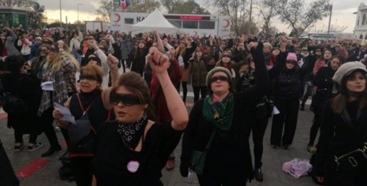 İstanbul Valiliği'nden Kadıköy'deki kadın eylemine ilişkin açıklama: Suç oluşturan sloganlara devam ettiler