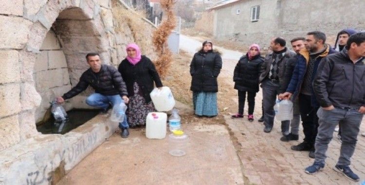 Ödenmemiş faturalar nedeniyle susuz kalan köy halkı yardım bekliyor