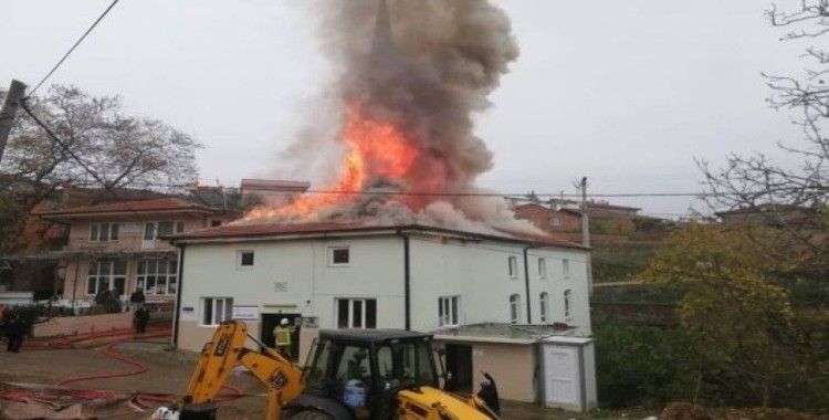 Bursa'da bir caminin çatısı alev alev yandı
