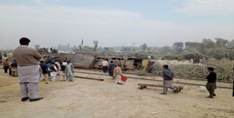 Pakistan'da trenle kamyon çarpıştı: 1 ölü, 8 yaralı