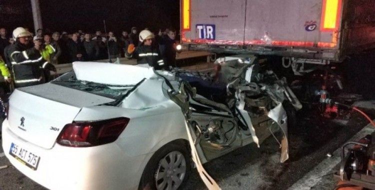 Samsun’da otomobil tırın altına girdi: 1 ölü