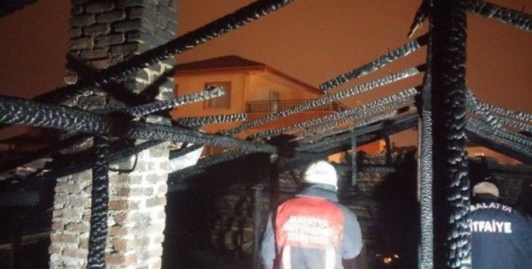 Malatya’da çatı yangını